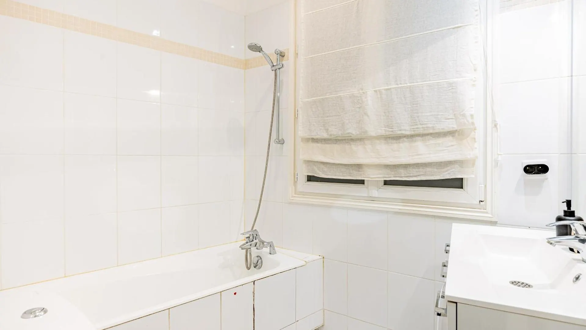 Montaigne Champs-elysees Apartment